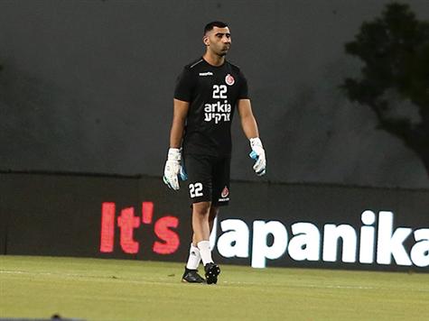 אריק ינקו, שהיה אמור לפתוח בין הקורות אחרי כמעט 4 חודשים, מתח את השריר בחימום וירד לספסל. רובי לבקוביץ׳ יחליפו בין הקורות (אלן שיבר)