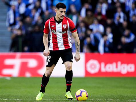 על אף שליטה של ברצלונה, המקומיים הם אלה שמגיעים למצב הראשון. טעות של וידאל שולחת את יורי למתפרצת, המגן מפספס את המסגרת (getty images)