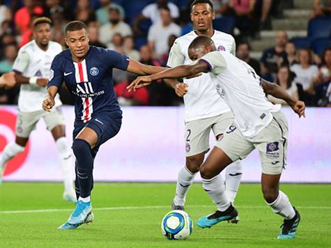 <STRONG>כמעט 0:1 לאלופה!</STRONG> סראביה עם כדור עומק נהדר, הצרפתי משתלט ובועט אך השוער מציל