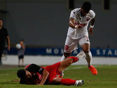 המשחק נהיה די אגרסיבי עם לא מעט כרטיסים צהובים. שחקני שתי הקבוצות לא מצליחים ליצור קצב מספיק טוב כדי להגיע למצבים. (ניר קידר)