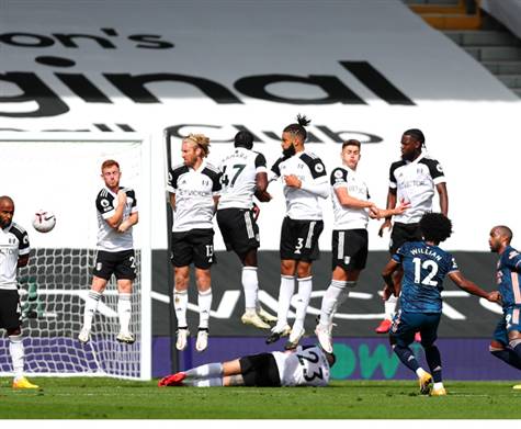 <STRONG>וויליאן כמעט עם שער בכורה בארסנל!</STRONG> התותחנים קיבלו כדור חופשי בקצה הרחבה, והברזילאי ניגש לבעוט, אך רק הרעיד את הקורה! (Getty)