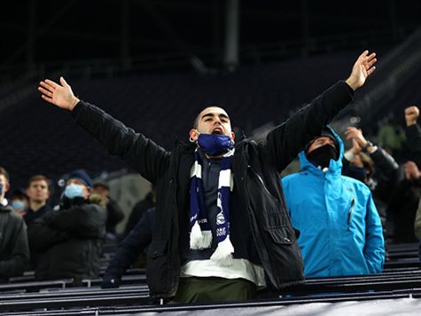 אוהדי טוטנהאם מאוד מרוצים (GETTY)