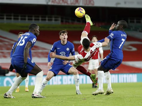 מרטינלי ניסה את מזלו במספרת, אבל זה לא הספיק כדי להכניע את מנדי (Getty)