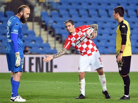 אקולטסה בעט כדור שטוח מתוך הרחבה, אקיניימי בעט, אך הכדור פגע בידו. חכמון הצביע על הנקודה הלבנה. (ברני ארדוב)