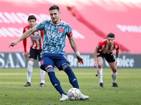 שער! הסרבי כבש מהנקודה. (GETTY)