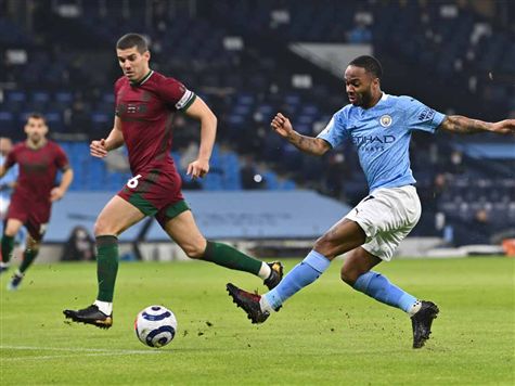 פספוס לסטרלינג בתחילת המשחק (getty)