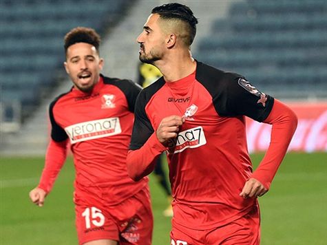 <STRONG>0:2 לבני סכנין!</STRONG> הקרן של ברשצקי מצאה את הראש של כיאל, שבלי הפרעה נגח לרשת! צמד ראשון בקריירה לקשר הוותיק! (ברני ארדוב)