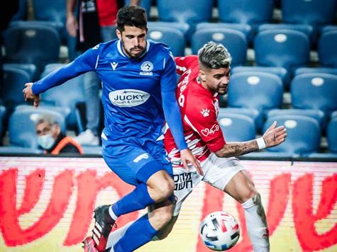 בעקבות הפציעה של טאהא בעיקר, השופט מוסיף 4 דקות למחצית הראשונה. לטובת הצופים - באצטדיון ובבית - עדיף היה שכבר היה שורק. עד כדי כך (עודד קרני)