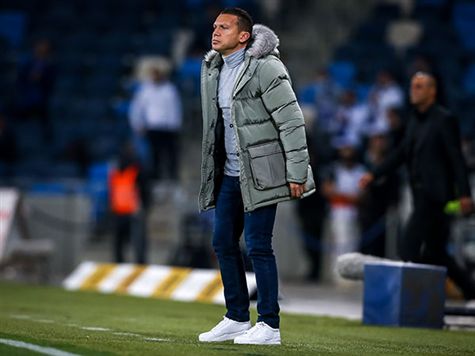 ברק בכר בוודאי מרוצה מהיכולת של השחקנים שלו עד כה, אבל בוודאי גם מייחל לכך שהיא תנצל את זה - 0:1, בוודאי נגד פ``ת הזו, היא עדיין תוצאה מסוכנת (צילום: מאור אלקסלסי)