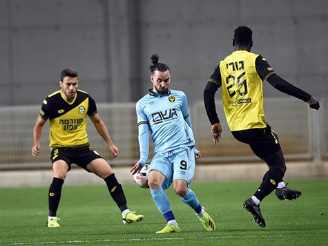 מתקרבים להפסקה. בית``ר מחפשת שוויון, אבל לא מצליחה לפרוץ את האמצע הצפוף של היהלומים. (ברני ארדוב)