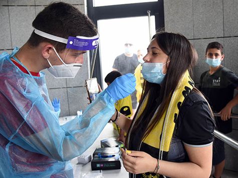 חלק מן האוהדים עוברים בדיקת קורונה מהירה (ברני ארדוב)