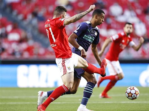 <STRONG>עוד הזדמנות לזהבי.</STRONG> מדוואקה שוב ליהטט בכנף, כדור רוחב שלו הגיע כמעט הגיע לישראלי אך הורחק לקרן. פ.ס.וו מתקרבת לשוויון (צילום: Getty)