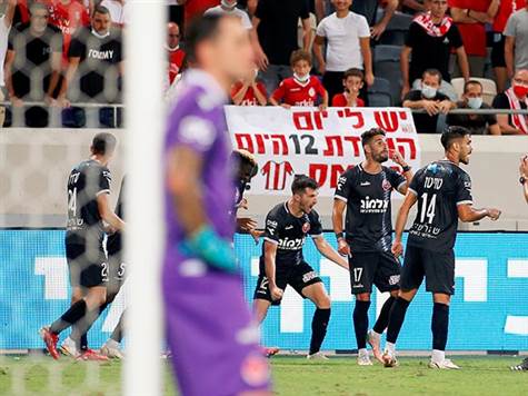 <STRONG>0:2 להפועל חיפה!</STRONG> דווקא בדקות שבהן הפועל ת``א הייתה טובה יותר, התקפה של החיפאים הסתיימה במסירת עומק של ממן לאוז`בולט, והחלוץ שנשאר לבד מול שטקוס הכפיל בקלות. (אלן שיבר)