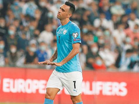 עוד הזדמנות לישראל! כדור עומק נהדר של ביטון הגיע עד שהבי, אך האחרון לא השתלט טוב והכדור יצא החוצה. (אלן שיבר)