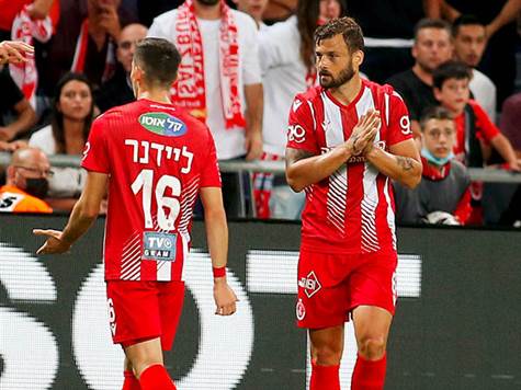 שני שחקנים מרכזיים בקו האחורי שהצליח בשבועיים האחרונים, אדי גוטליב (מתיחה באיזור המפשעה) ודורון ליידנר (רגישות בשריר הירך), לא יוכלו לשחק. המשמעות: את מרכז ההגנה יחזיקו סיאנדה קולו ומוחמד טראורה. גם לוסיו הברזילאי ימשיך להיעדר בחלק הקדמי לאור מתיחה בשריר הירך האחורי (אלן שיבר)