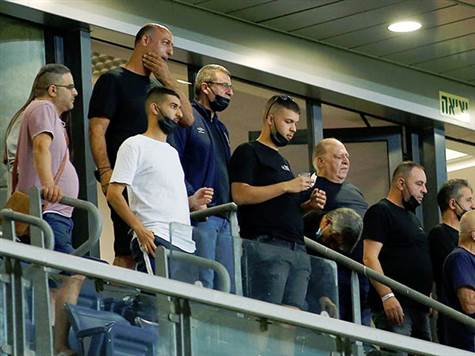 ביציעי המושבה הערב: דמות מוכרת - משה דדש, לשעבר יו``ר בית``ר ירושלים, מגיע לצפות בקבוצה אותה ניהל בעבר, ואוהד עד היום