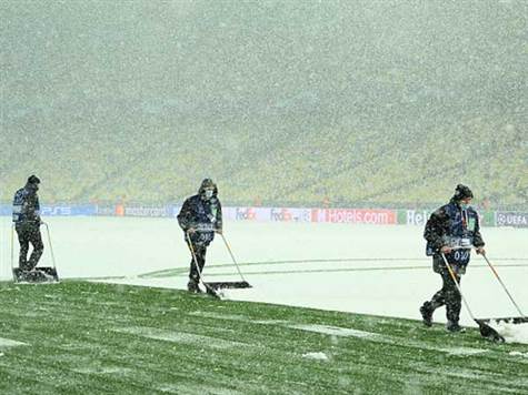 אנשי האצטדיון עובדים קשה כדי לפנות את השלג מהדשא. כרגע לא נראה שתהיה בעיה להתחיל את ההתמודדות כמתוכנן. (getty)