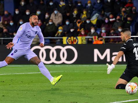 החטאת ענק לברצלונה. ממפיס דפאיי קיבל כדור מושלם באחד על אחד מול השוער וגלגל אותו הרחק מהמסגרת (Getty)