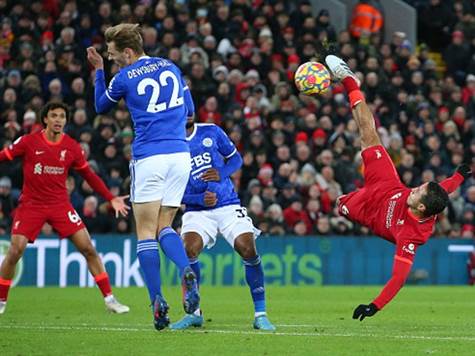 הניסיון האקרובטי של טיאגו מהמחצית הראשונה (Getty)