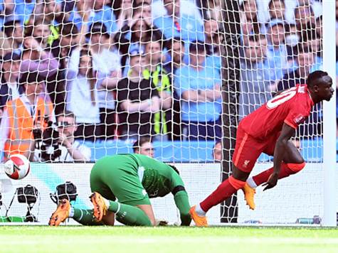 לא ברור מה עבר שם על סטפן, אבל הטעות הזו נותנת את כל הלך הרוח של סיטי היום. התכולים פשוט לא במשחק (GETTY)