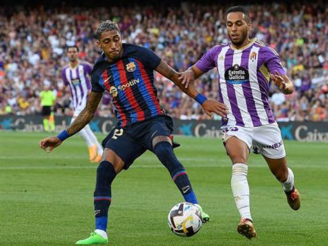 ויאדוליד מנסה לצאת קדימה, אבל מתקשה להתקרב לשער של טר שטגן. בנוסף, בכל פעם בה היא יוצאת קדימה, ברצלונה קרובה לעקוץ בצד השני (GETTY)