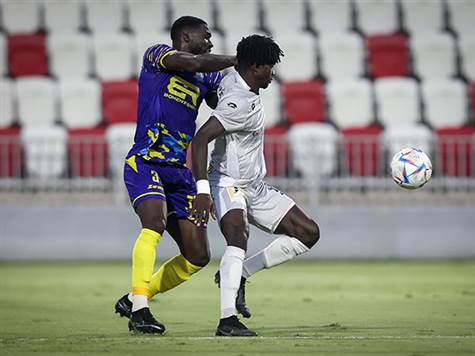 <STRONG>מצב מסוכן ראשון לריינה. </STRONG>לזאר יובאנוביץ` חטף כדור ודהר לרחבה, המסירה שלו הגיע לרגל של רוסלן ברסקי שבעט למסגרת - אבל חברו לקבוצה ריצ`ארד בואטנג עמד בדרך והכדור פגע בו<BR><BR>(מאור אלקסלסי)