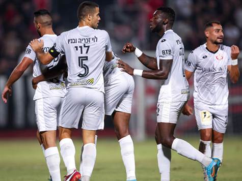 <STRONG>כדור קרן של בורארד מצא את ראשו של חטיב, שנגח פנימה! (מאור אלקסלסי)</STRONG>