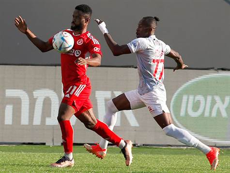 פתיחה רגועה למדי בבלומפילד, כאשר האדומים שולטים אך טרם הגיעו להזדמנות מול השער של לויטה (אלן שיבר)