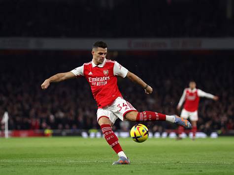 פתיחה טובה של ארסנל, שיצאה קדימה בדקה ה-2 של המשחק, אבל הבעיטה של&nbsp;ג`אקה&nbsp;עפה גבוה מעל השער (GETTY)