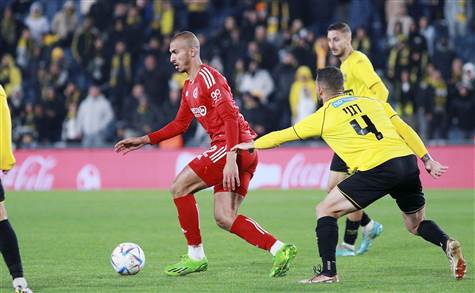 משחק מצוין מתפתח בטדי. שתי הקבוצות רוצות כאן הכרעה (צילום: קובי אליהו)