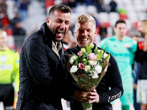 יש לציין: היום יש מפגש מעניין בין אקסים משתי הקבוצות - רוסלן ברסקי מחדרה פוגש את ריינה שאיתה פתח את העונה (ואף קיבל ממנה זר פרחים מתחילת המשחק), מרמנטיני של ריינה פוגש את הקבוצה שהביאה אותו לארץ (צילום: קובי אליהו)