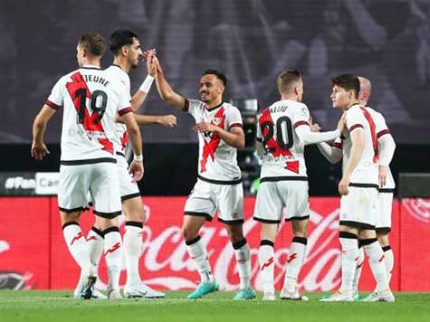 והפעם ראיו עשתה את זה ועלתה ל-0:1! קמייו חטף את הכדור לגאבי, התקדם והעביר את הכדור לגרסיה בתוך הרחבה, וזה סיפק סיומת חדה לפינה (GETTY)