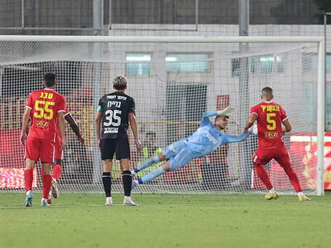 הרגע של המשחק. גלזר עוצר פנדל (לירון מולדובן)