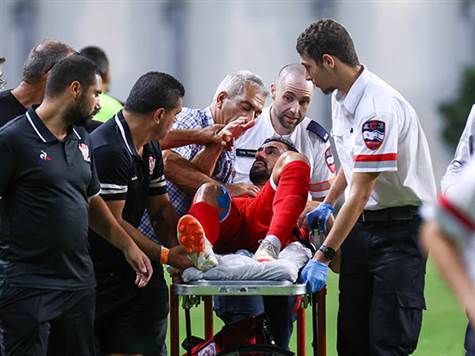 כיאל יורד דומע מהמגרש, על גבי אלונקה,&nbsp;אחרי שאלכסיס פגע ברגלו. פציעה קשה מאוד, קשר סכנין פונה לבית החולים בילינסון (דני מרון)