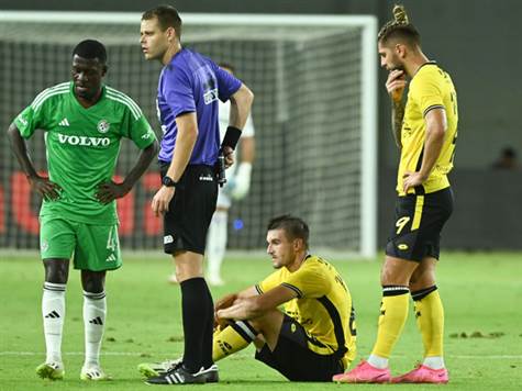 כובש השער לא יכול להמשיך בשל פגיעת ראש, הרכש החדש של נתניה עלה לדשא (ברני ארדוב)