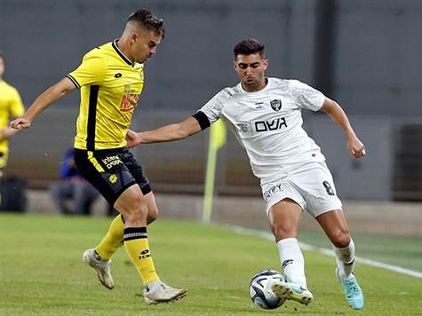 בינתיים גישושים, שתי הקבוצות מחפשות את הנתיב לשער - וכל אחת מנטרלת את רעותה. נכון לעכשיו (צילום: אלן שיבר)