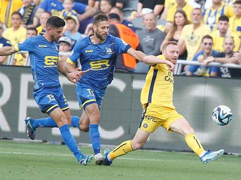 ריינה מתקשה מאוד לצאת קדימה ולהתקרב לשער של משפתי, כשעד כה הם לא ממש עשו את זה (אלן שיבר)