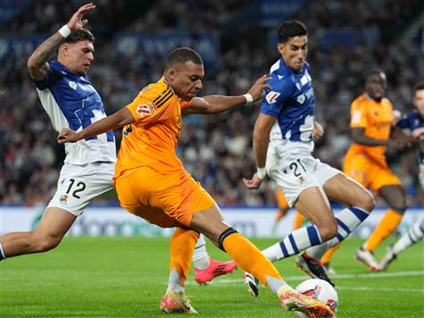 קיליאן אמבפה הגיע למצב בתוך הרחבה ושלח ספק כדור עומק ספק בעיטה, אלכס רמירו הדף.&nbsp;