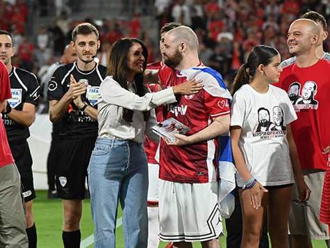 עוד לפני המשחק, טקס מרגש נערך לכבוד האחים הורן, ששניים מהם היו שבויים בשבי חמאס. איתן הורן, שחזר אחרון, שר את ה``תקווה`` כשהוא דומע מהתרגשות (ברני ארדוב)