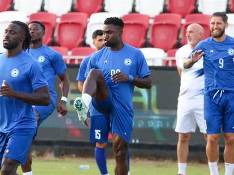 <strong>הכתב שלנו עומר שרעבי מדווח:</strong>&nbsp;מכת היעדרויות בטבריה לקראת המשחק, כשלא פחות מארבעה שחקנים חולים וייעדרו הערב - פיטר מייקל, עידן ברנס, ניב גוטליב, ודניאל גולאני. הם מצטרפים לסטניסלב בילנקי, וואהיב חביבאללה והארון שאפסו הפצועים. (קובי אליהו)