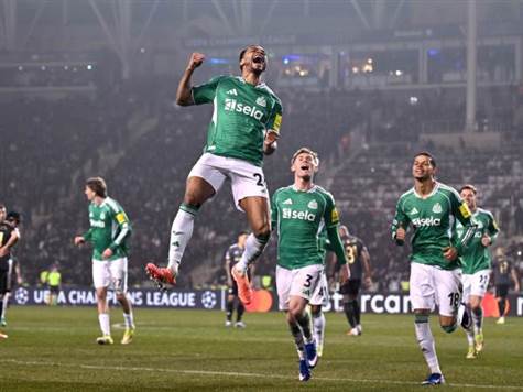 באחת מההתקפות הבודדות של ניוקאסל במחצית הזו,<strong> ג'ייקוב מרפי</strong> לקח את הכדור ובעט מרחוק, ולמזלו <strong>הכדור הוסט פנימה ע``י אחד משחקני ההגנה ומצא את הרשת</strong><strong>&nbsp;</strong>(GETTY)