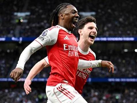 סאקה קיבל כדור עומק מאזה, אבל לא הצליח לכוון בעיטה טובה. הכדור חזר אל אזה, שבעט לרשת החשופה. התותחנים בדרכם לניצחון חשוב! (GETTY)