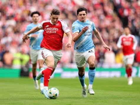 ארסנל יוצאת קדימה למתפרצת עם יורקס, אך כדור הרוחב שלו לא מדויק (GETTY)