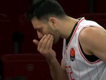 ואסיליה מיציץ' נפצע בשפה וירד מדמם לספסל