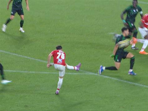 האם הגיע פנדל להפועל ת"א? השופט עודה בודק נגיעת יד של עיסאת ברחבה מול בעיטה של לויזו.