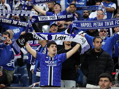 הקהל של הפועל פ"ת מספק אווירה ביתית ככל הניתן (צילום: אלן שיבר)