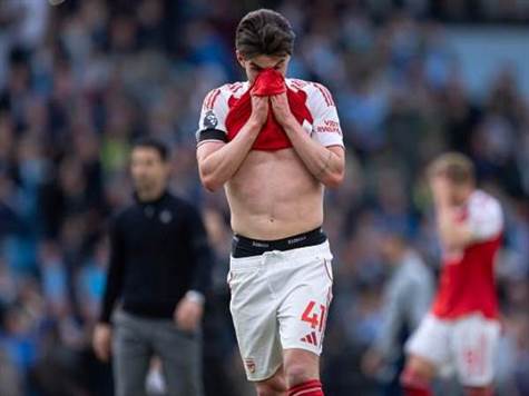 ארסנל מגיעה הערב כשהיא מפסידה נכון לעכשיו בקרב שלה על פסגת הפרמיירליג למנצ'סטר סיטי וכשהיא עם שני ניצחונות ב-5 האחרונים שלה ו-4 הפסדים ב-7 האחרונים שלה (GETTY)