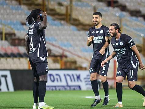 הקרן הגיעה למרכז הרחבה, ולאחר שהבעיטה של פיטר מייקל נחסמה, הריבאונד הגיע לסמביניה ששלח חץ לפינה של נימצ'יסקי! (קובי אליהו)