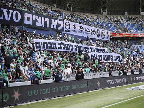 <p>אוהדי מכבי חיפה הניפו שלטי מחאה נגד הנהלת מכבי חיפה ויעקב שחר בפרט (מאור אלקסלסי)</p><p><!--StartFragment--><!--EndFragment--></p>