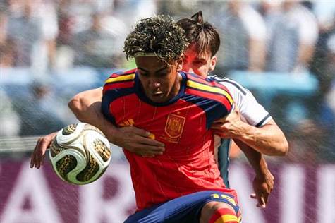 לאמין ימאל ביצע סיבוב על טליאפיקו וניסה לדהור קדימה, המגן עצר אותו בעבירה. השופט עדיין לא הוציא כרטיסים לשחקנים (GETTY)